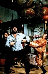 Громила в Гонконге трейлер (1975)