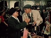 За витриной универмага трейлер (1955)
