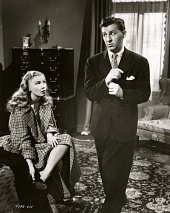 Держите эту блондинку трейлер (1945)