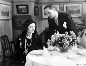 Дамы любят негодяев трейлер (1930)