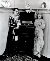 Убирайся или прячься трейлер (1920)