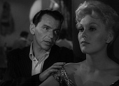 Человек с золотой рукой трейлер (1955)