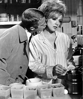 Любовь с подходящим незнакомцем трейлер (1963)