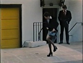 Незнакомец пришел обнаженным трейлер (1975)